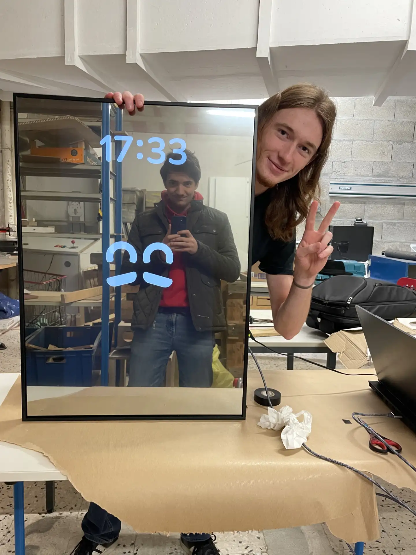 Gari, le miroir connecté - Jame derrière l'appareil et Lucas derrière le miroir